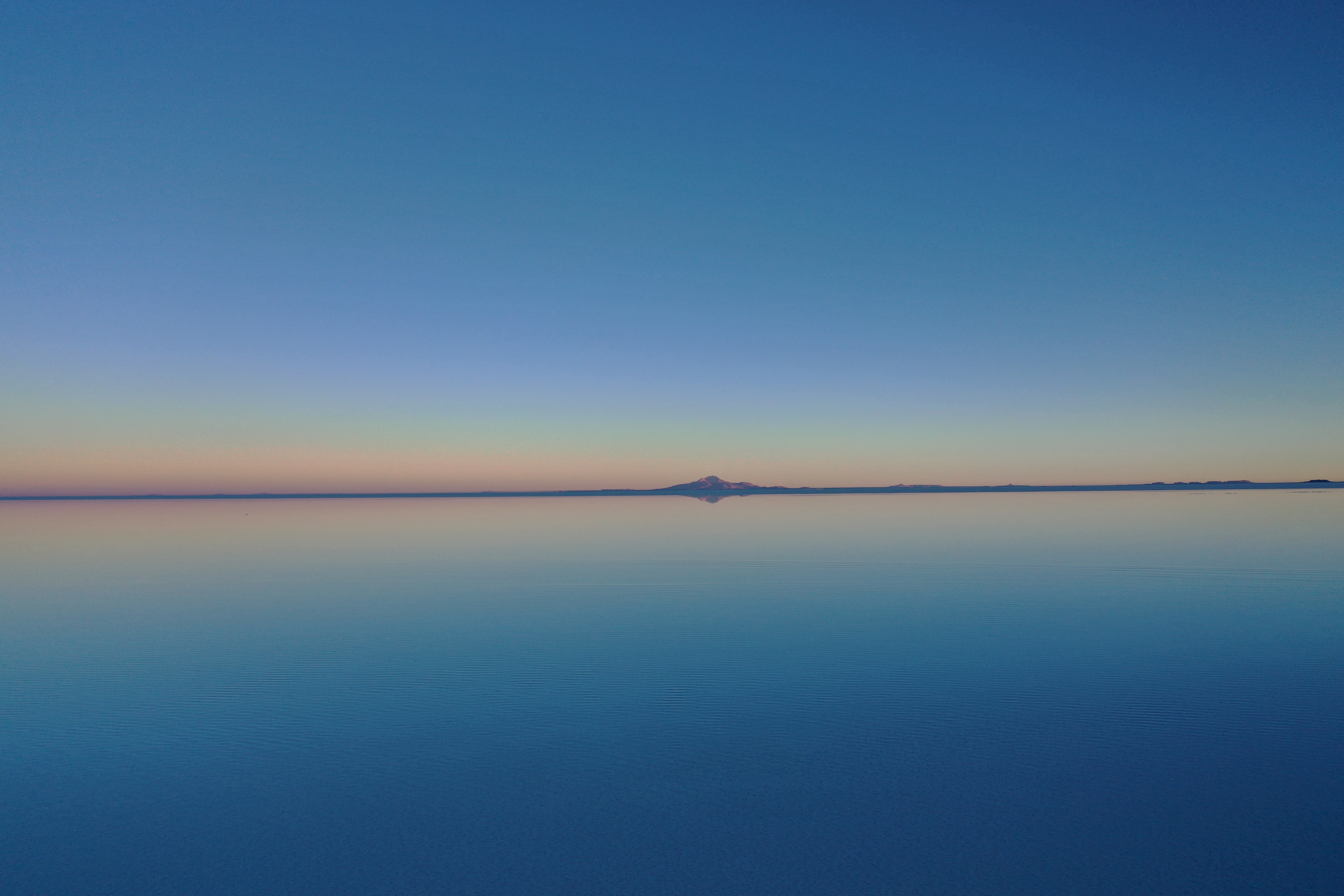 レインボーカラーに映るウユニ塩湖の夜明け