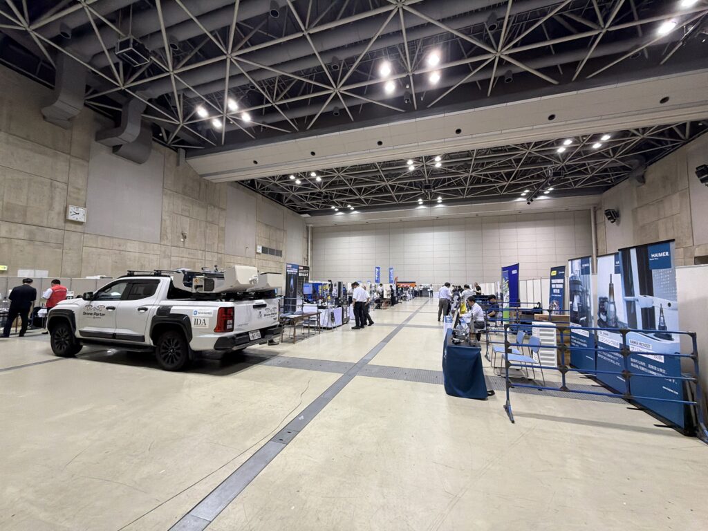高機動型ドローンポーター（三菱トライトン）を展示した会場