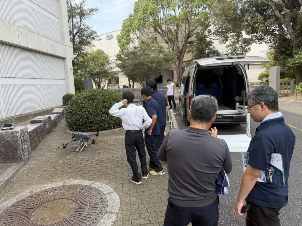 校舎前での機体と機材の確認