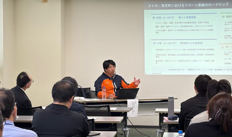 東庄町役場職員向け勉強会でドローン活用について説明する様子（2026年4月20日撮影）