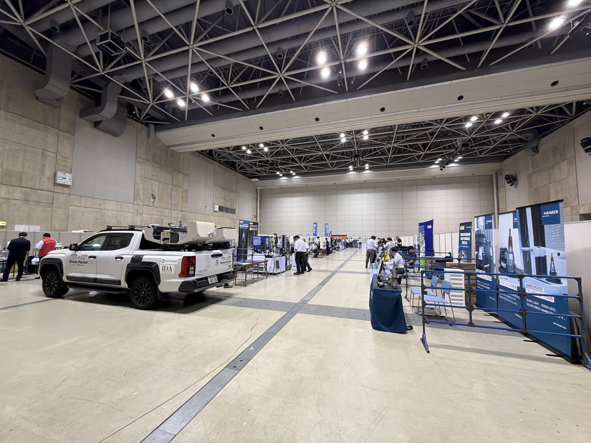 高機動型ドローンポーター（三菱トライトン）を展示した会場