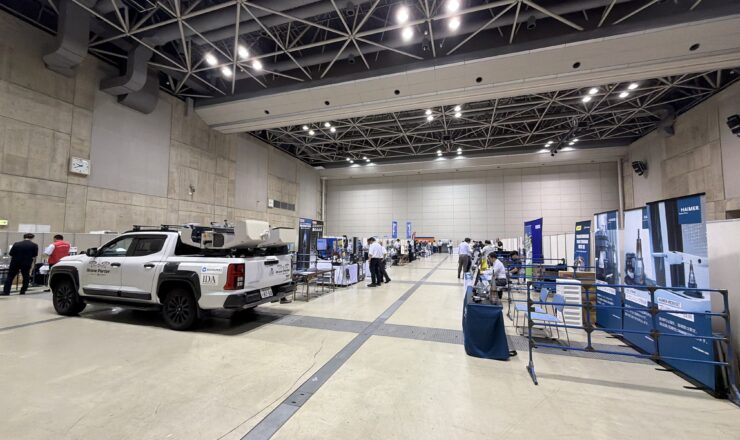 高機動型ドローンポーター（三菱トライトン）を展示した会場