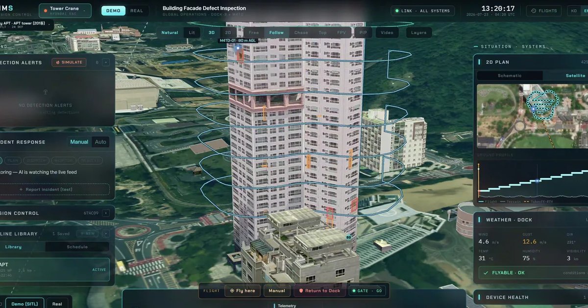 ドローン点検システム「DIMS」の操作画面。高層の建物を囲む飛行経路と、見つかった傷みの印が表示されている