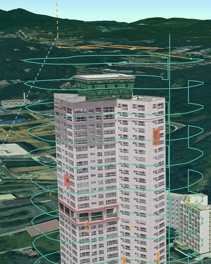 建物の外壁を包むように描かれた自動飛行の経路と、見つかった傷みの位置の表示