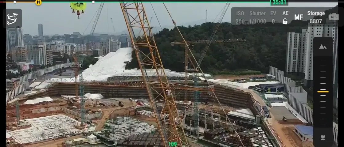 建設現場のタワークレーンをドローンから撮影した映像