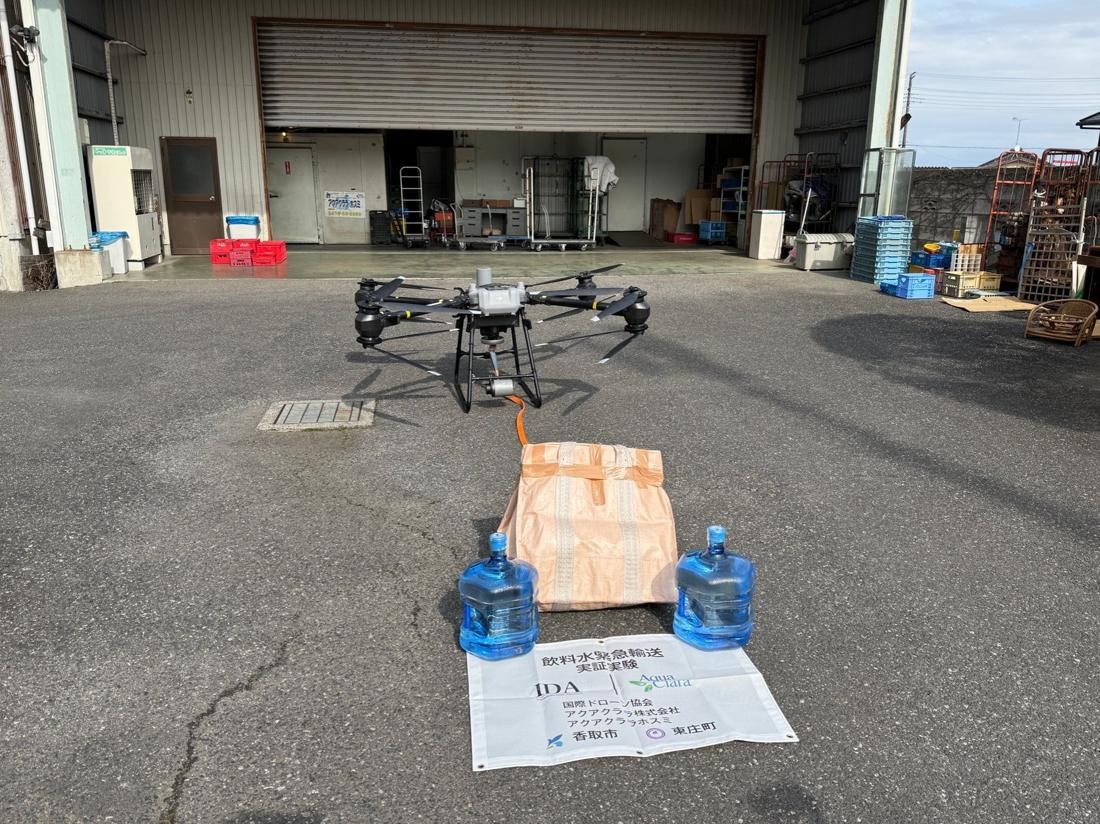 倉庫前に置かれたDJI FlyCart 30と輸送用の物資