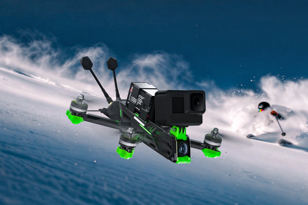 雪山の斜面を飛ぶ、アクションカメラを載せたTITAN X5