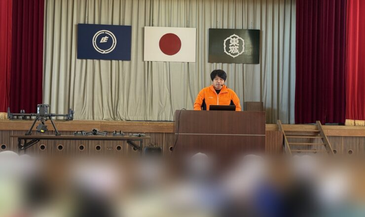 東庄小学校の見学で講話する榎本幸太郎代表理事