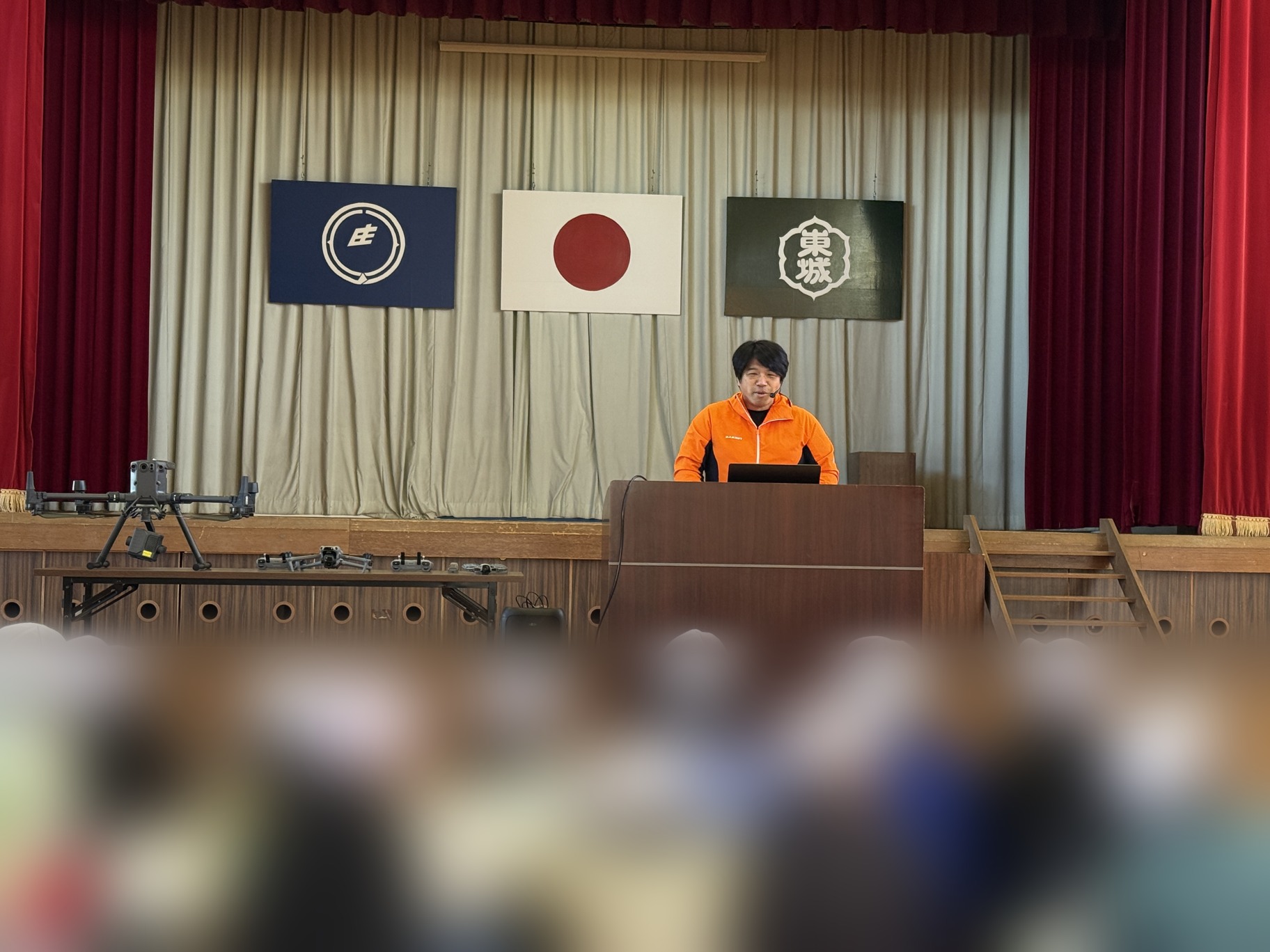 東庄小学校の見学で講話する榎本幸太郎代表理事