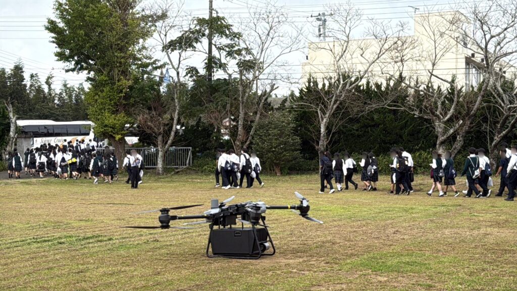 荷物を運ぶドローン DJI FC30