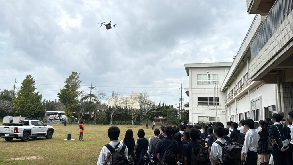 高機動型ドローンポーターを活用したドローンの自動飛行実演